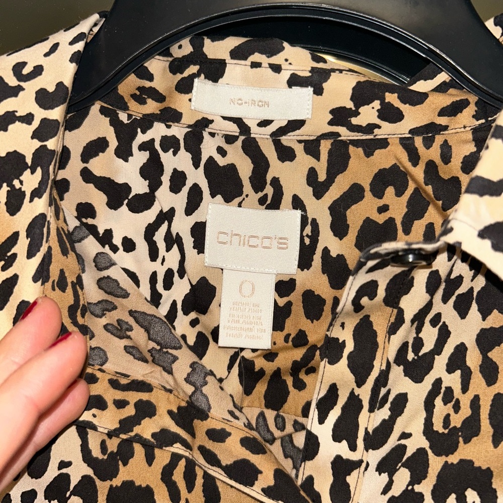 💜NWT Chico's Leopard Print Button Down top - size 0 - Picture 3 of 5